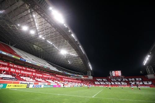浦和対横浜 無観客での再開となった埼玉スタジアムでは、赤、白、黒のビニールをシートにかけ文字を作り、様々な旗を掲げた(撮影・浅見桂子)