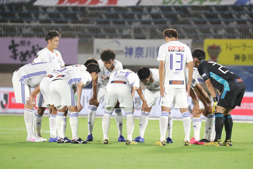湘南対仙台 試合前、手や肩を組まず選手間の接触をせずに円陣を組む仙台の選手たち(撮影・垰建太)