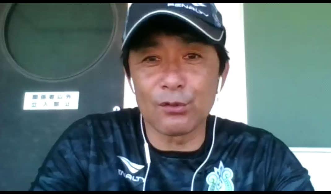BMVスタジアムでの練習後、オンラインで報道陣に対応する湘南の浮嶋監督