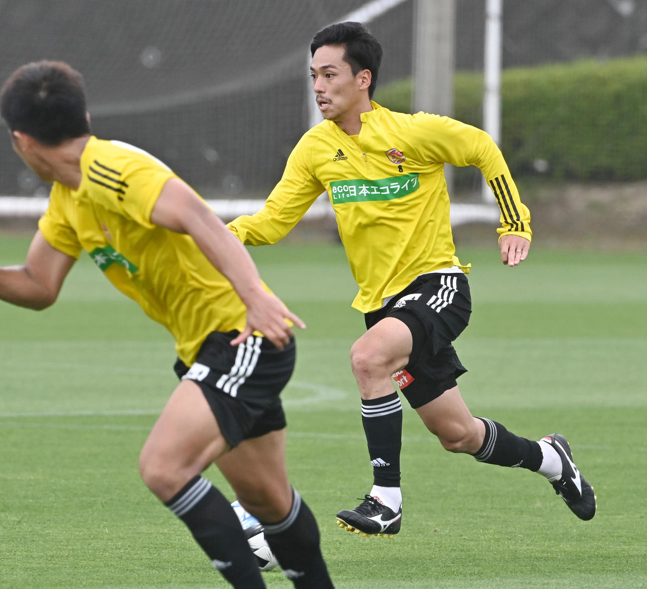 ドリブルする仙台MF松下（右）（代表撮影）