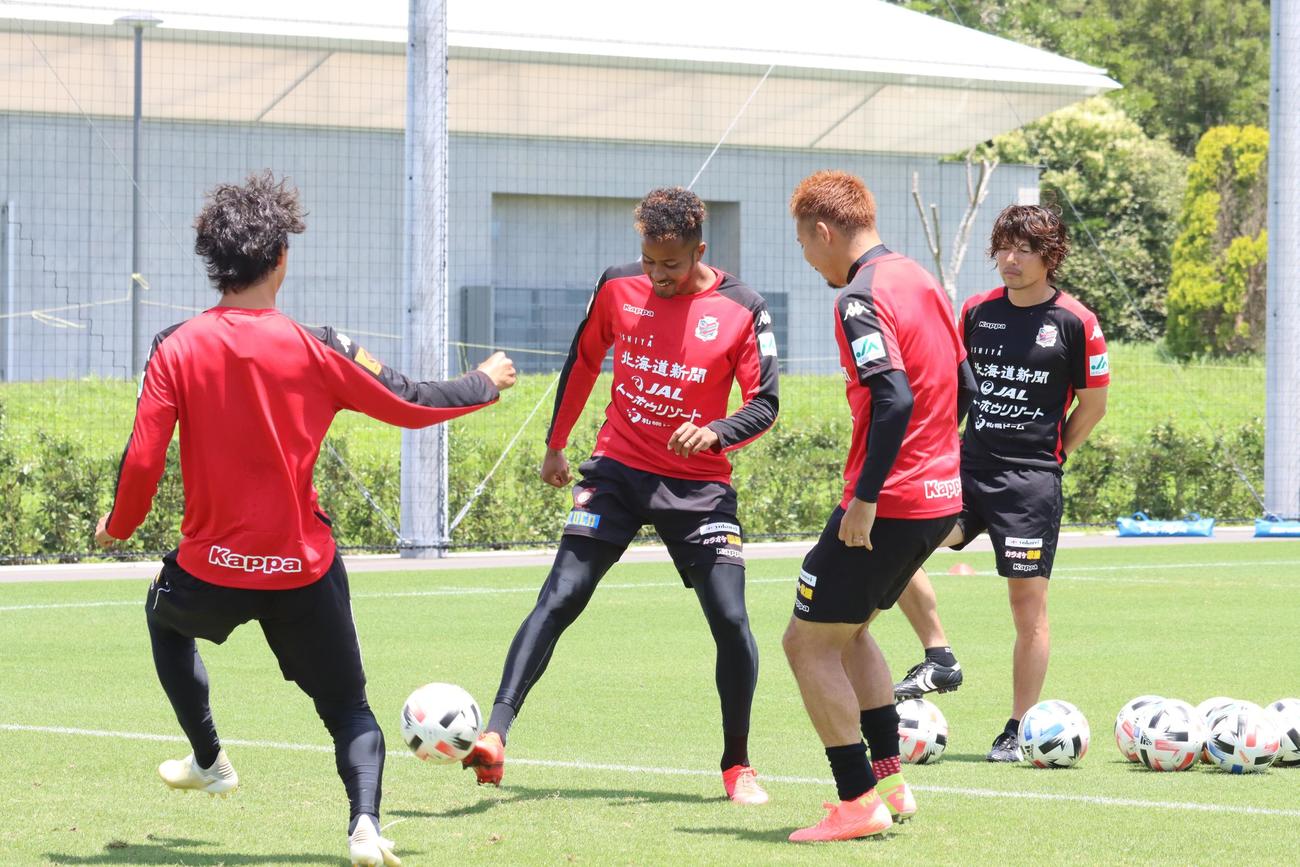 ボール回しに参加する札幌FW鈴木（左から2人目）（撮影・保坂果那）