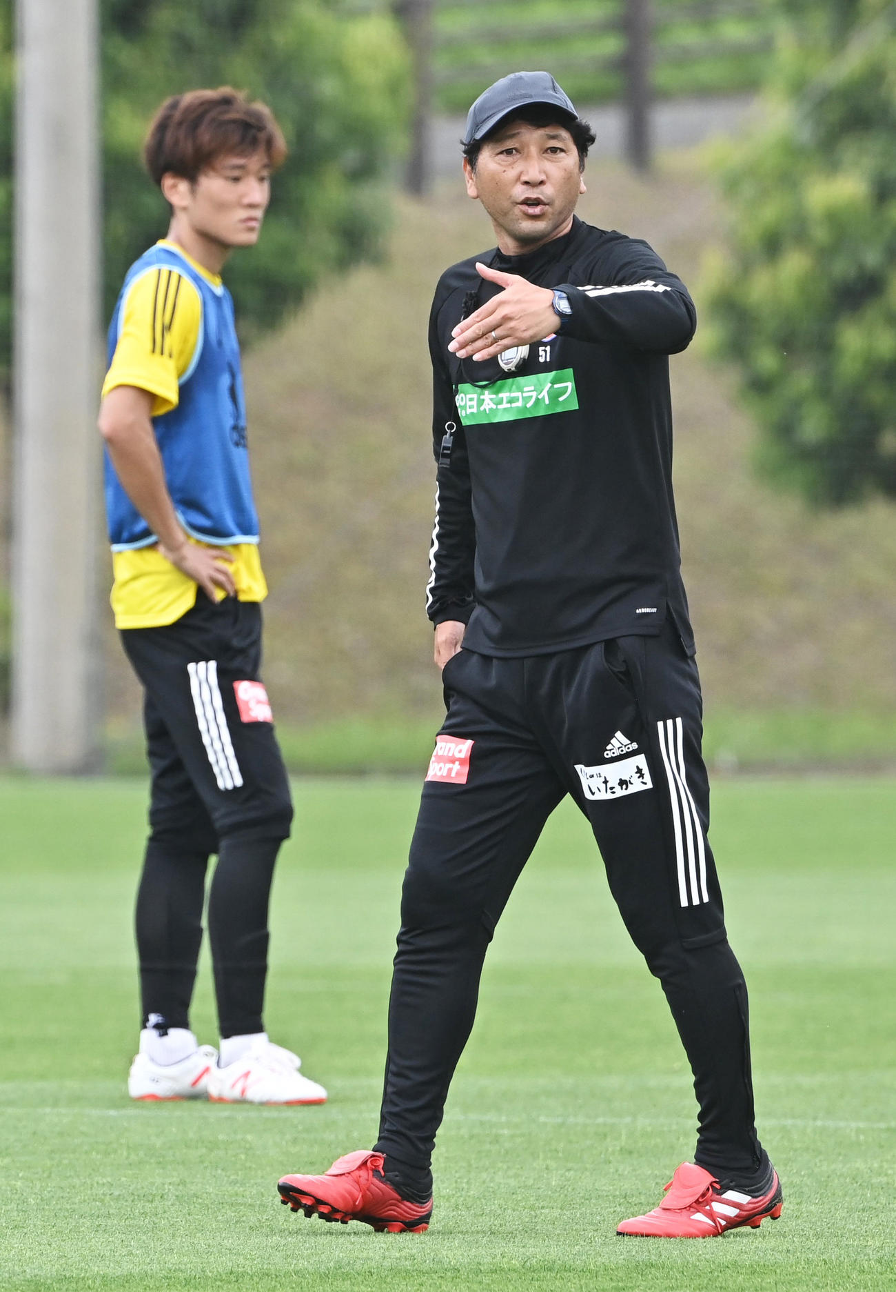 選手に指示を出す仙台木山監督（右）とFW山田（代表撮影）