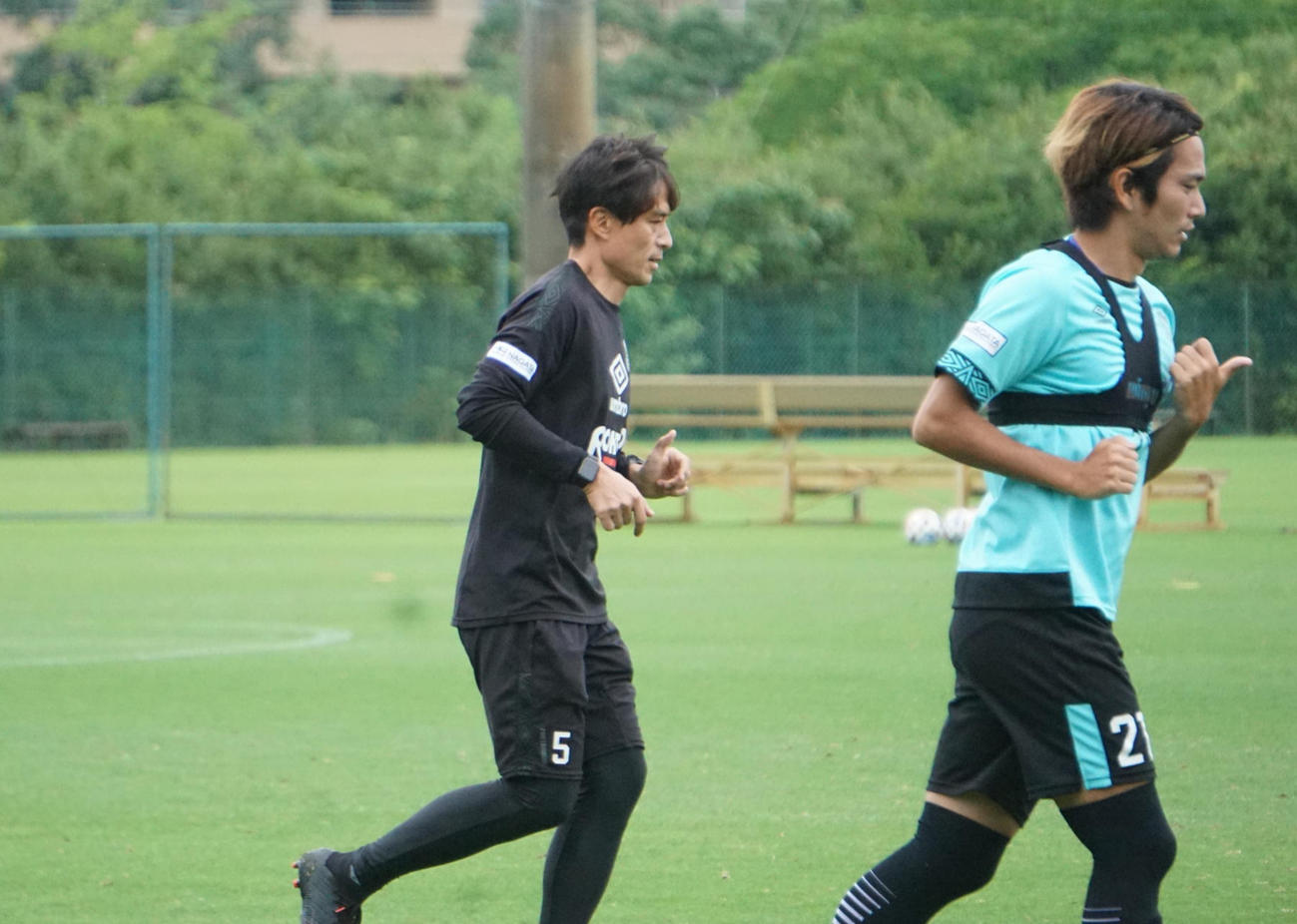 J1再開初戦へランニングするG大阪宮本監督（C）GAMBAOSAKA