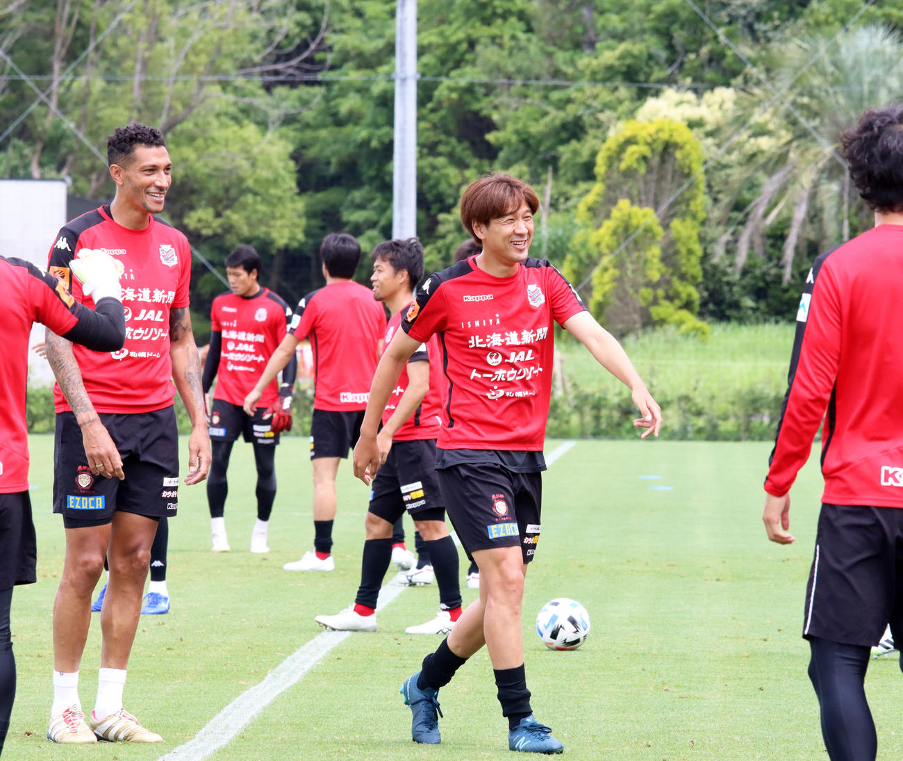 横浜FC戦前日練習でボール回しする札幌の選手たち。中央は主将のMF宮沢（撮影・保坂果那）