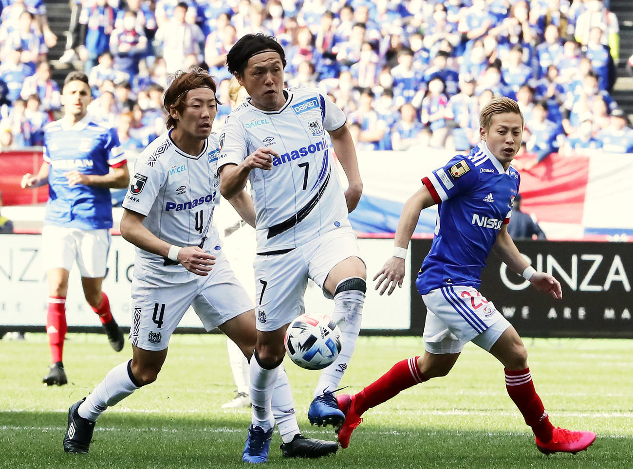 横浜FW仲川（右）からボールを奪うG大阪MF遠藤保仁（中央）（2020年2月23日撮影）