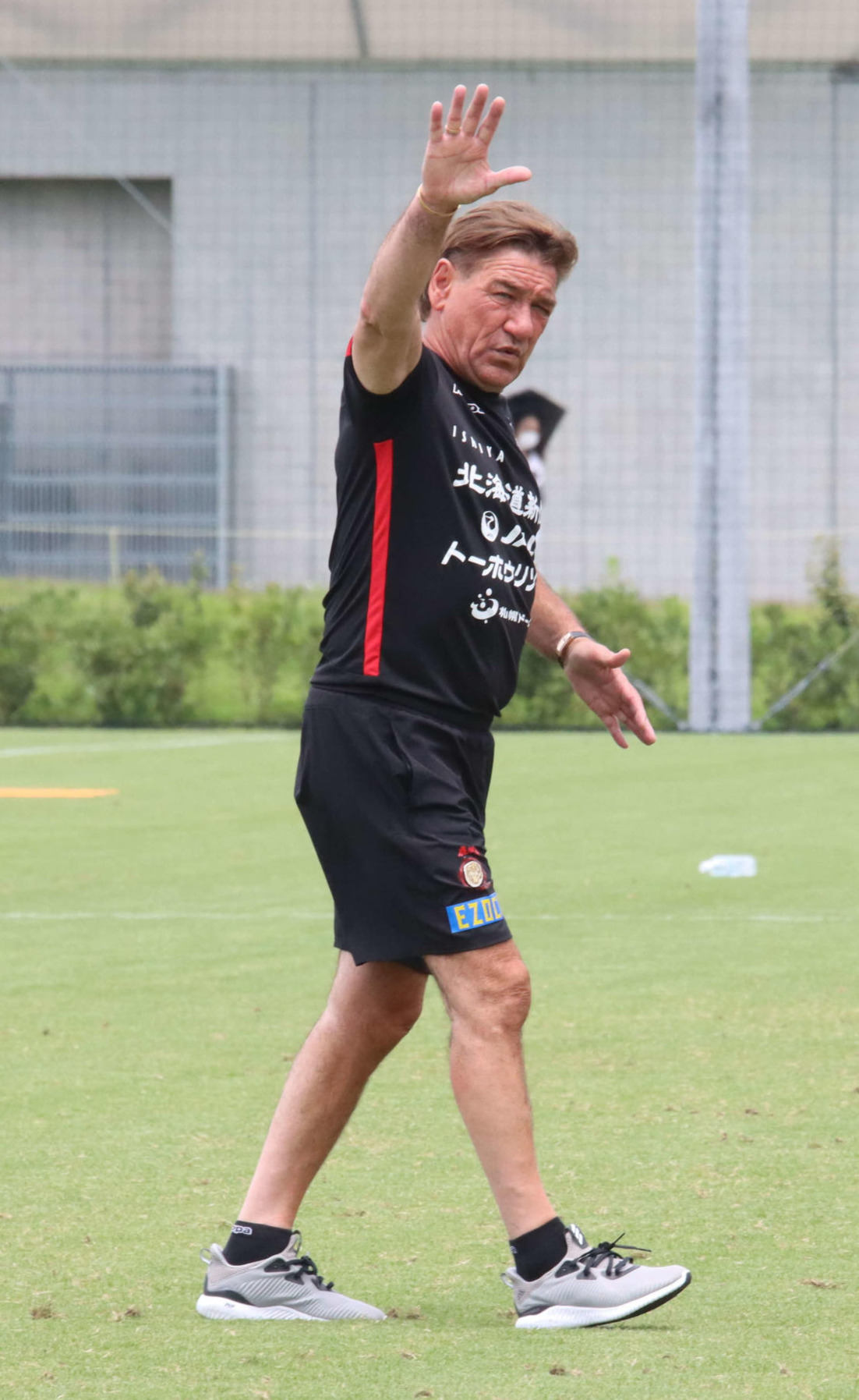 練習を終え、手を振ってグラウンドを後にする札幌ペトロビッチ監督（撮影・保坂果那）