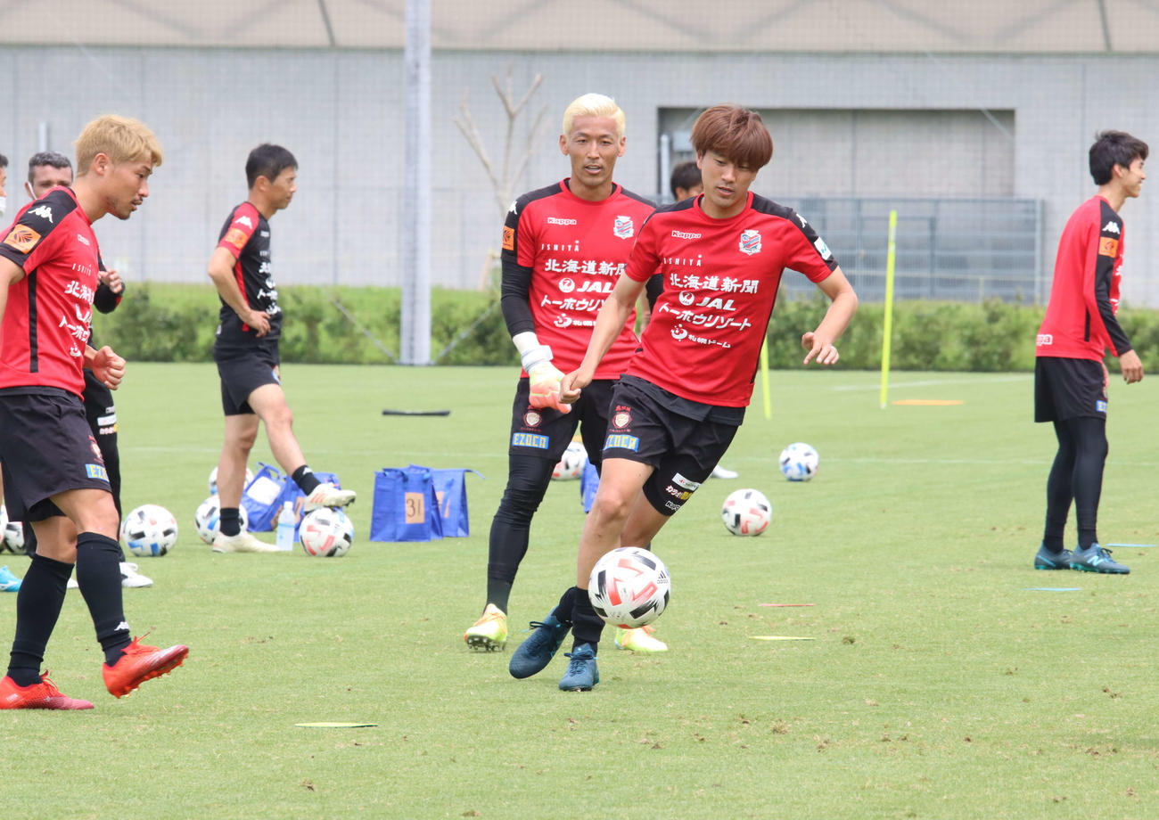 横浜FC戦前日練習でボール回しする札幌の選手たち。手前は主将のMF宮沢（撮影・保坂果那）