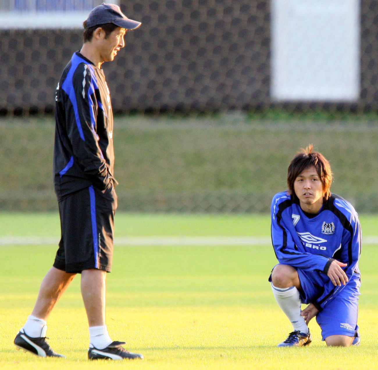 西野朗氏（左）と話すG大阪MF遠藤保仁（2009年11月7日撮影）