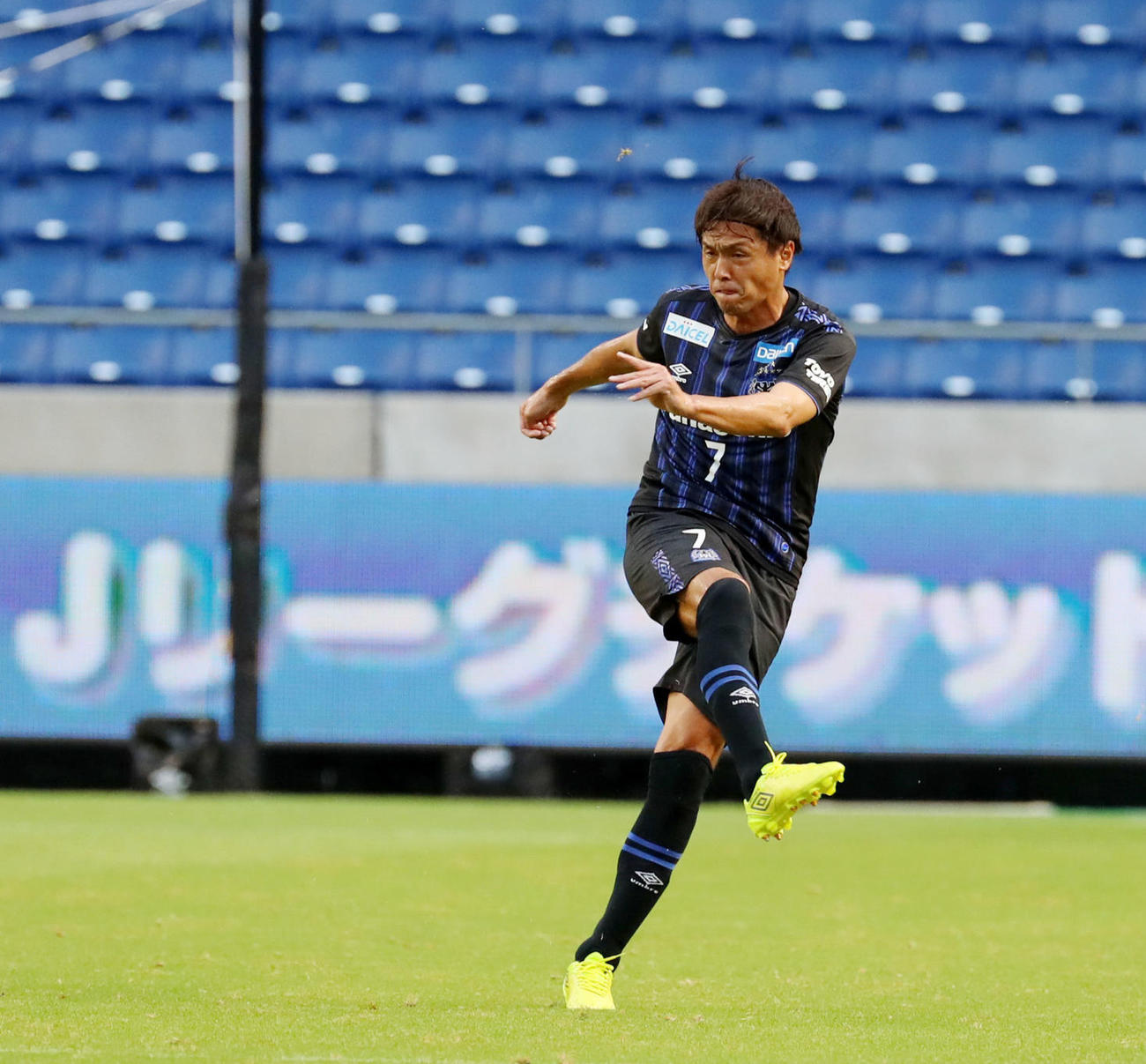 G大阪対C大阪　前半、前線にパスを出すG大阪MF遠藤（撮影・加藤哉）