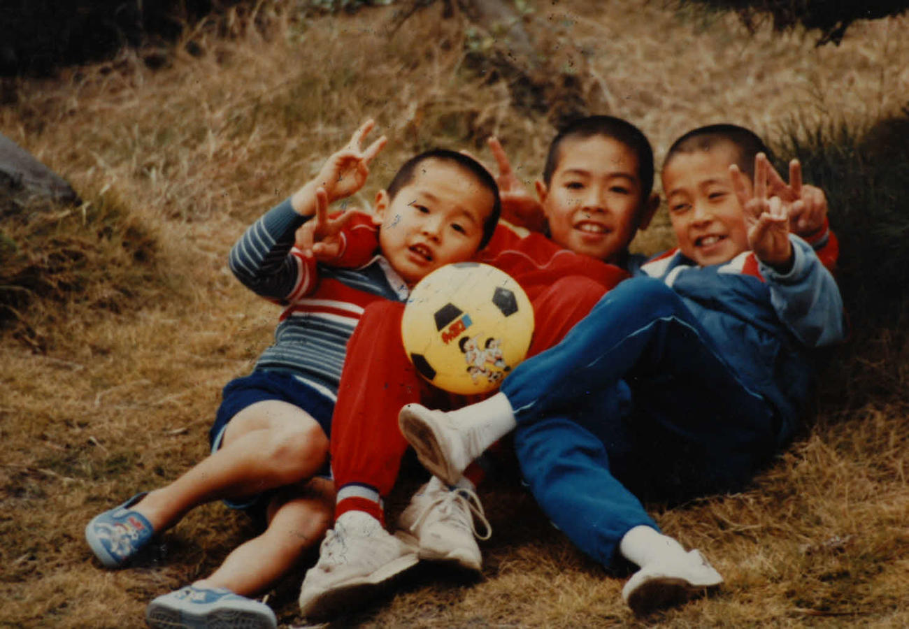 遠藤3兄弟はいつもサッカーボールで遊んでいた。左から5歳の三男保仁、長男拓哉、次男彰弘