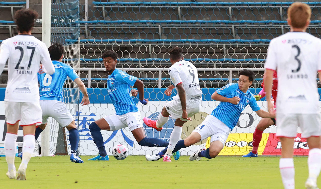 横浜FC対札幌　前半、先制ゴールを決める札幌FW鈴木（中央）（撮影・江口和貴）