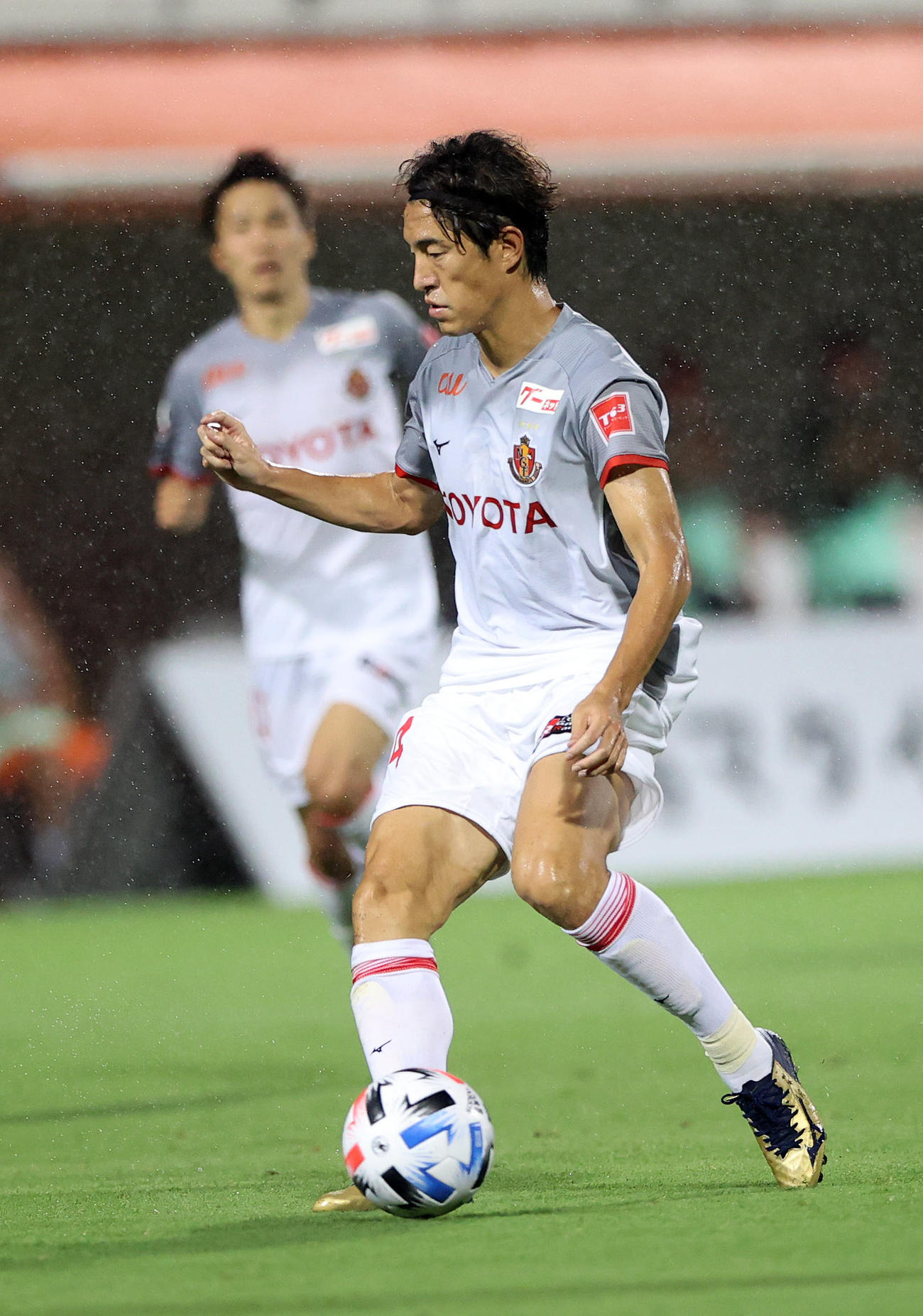 清水対名古屋　後半、パスを出す名古屋FW金崎（撮影・大野祥一）