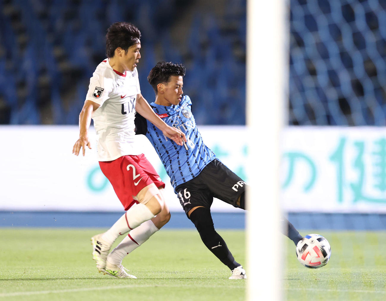 川崎F対鹿島　前半、チーム2点目のゴールを決める川崎F・長谷川（右）。左は鹿島DF内田（撮影・河野匠）