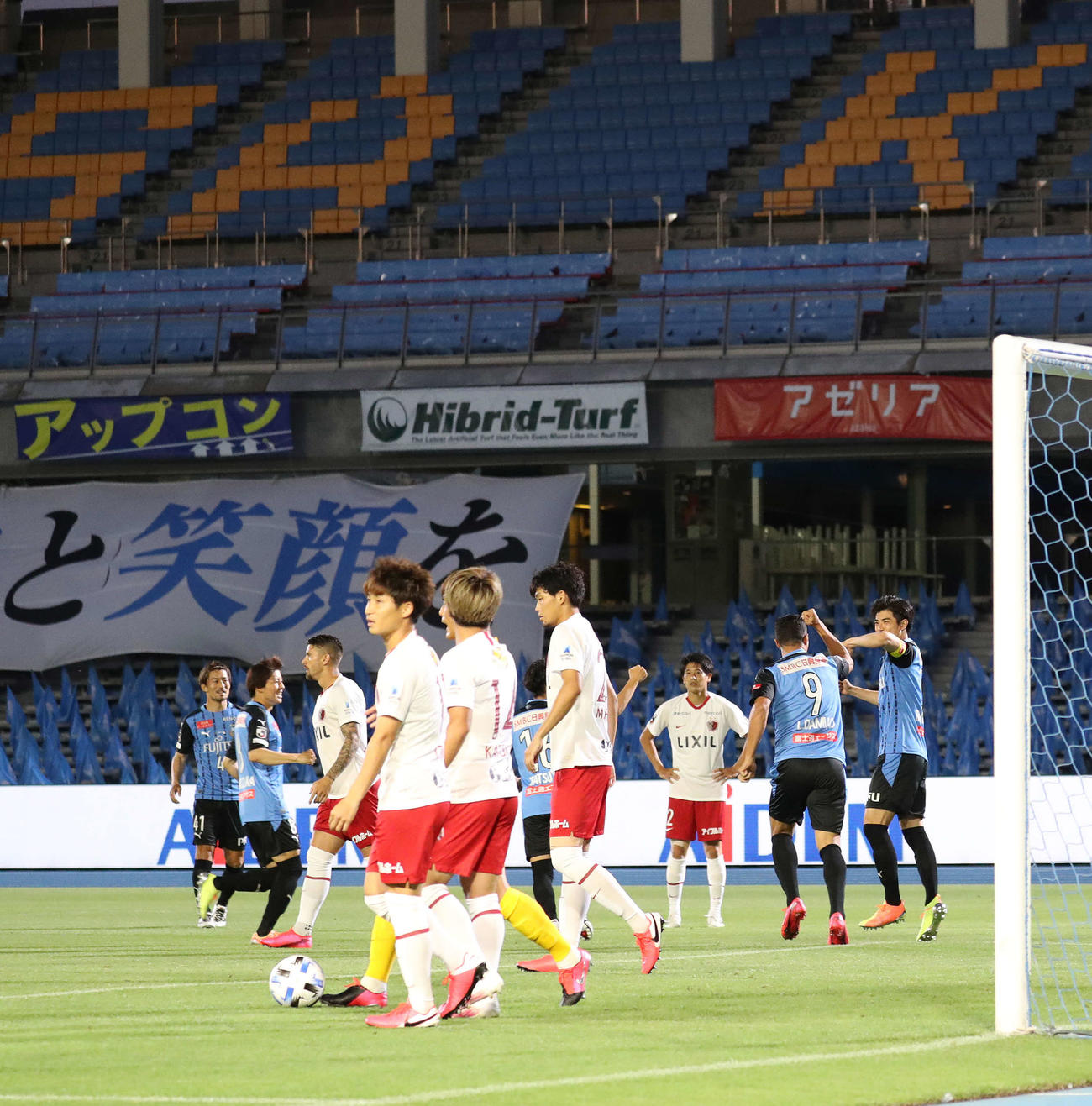 川崎F対鹿島　前半、先制ゴールを決め喜ぶ川崎F・DF谷口（右端）（撮影・河野匠）
