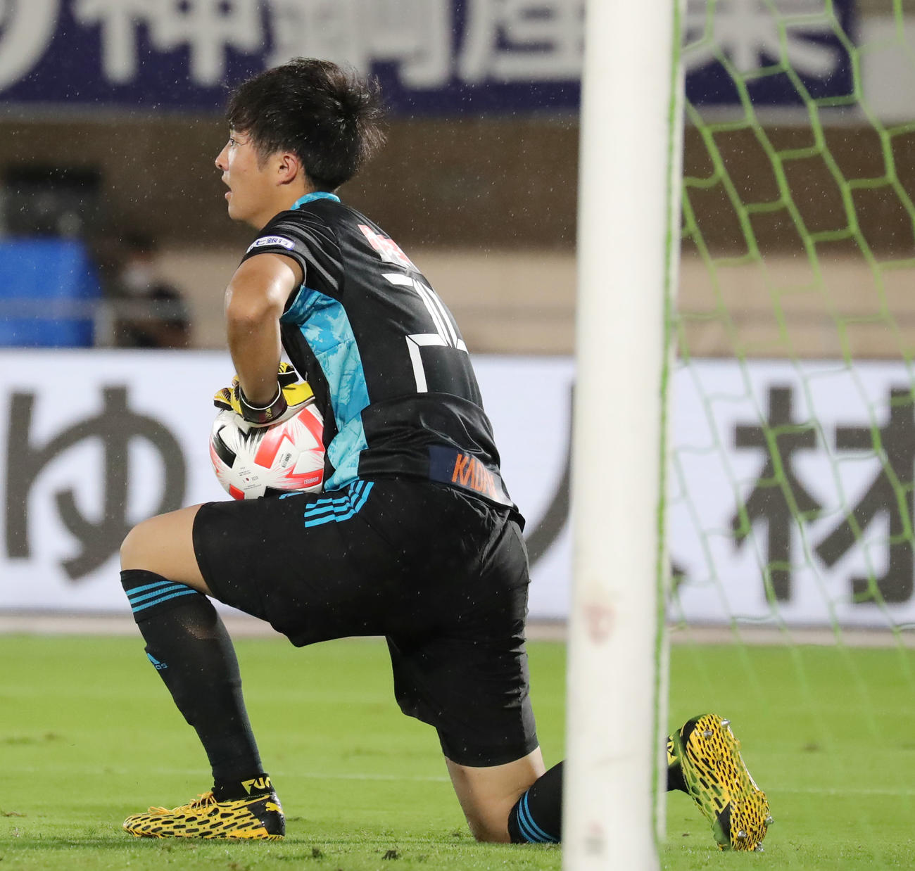 湘南対仙台　前半、こぼれ球を難なく処理する仙台GK小畑（撮影・垰建太）