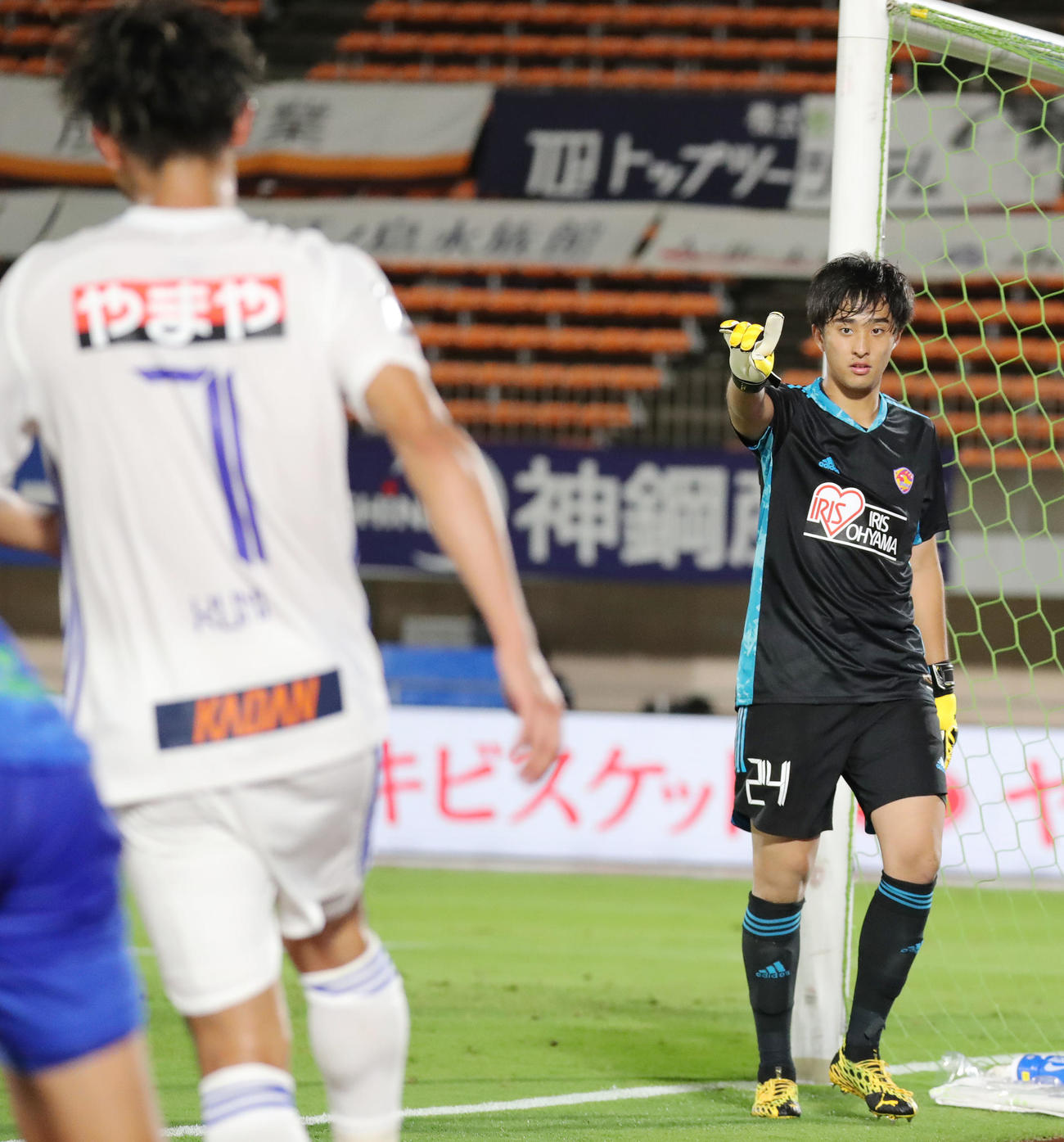 湘南対仙台　前半、好守を見せた仙台MF関口（7番）にジェスチャーを送るGK小畑（撮影・垰建太）