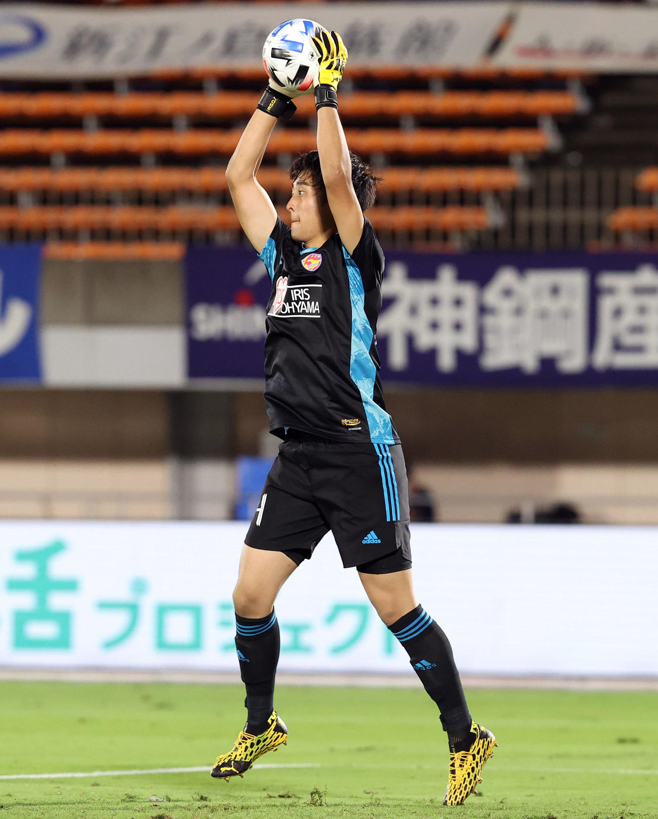 湘南対仙台　前半、ハイボールを難なく処理する仙台GK小畑（撮影・垰建太）
