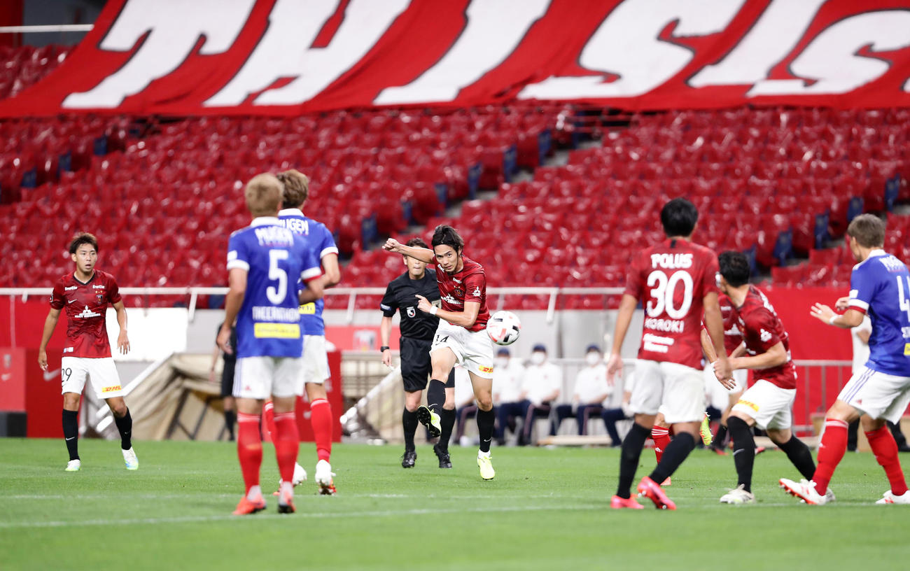 浦和対横浜　前半、シュートを放つ浦和FW杉本（中央）（撮影・浅見桂子）