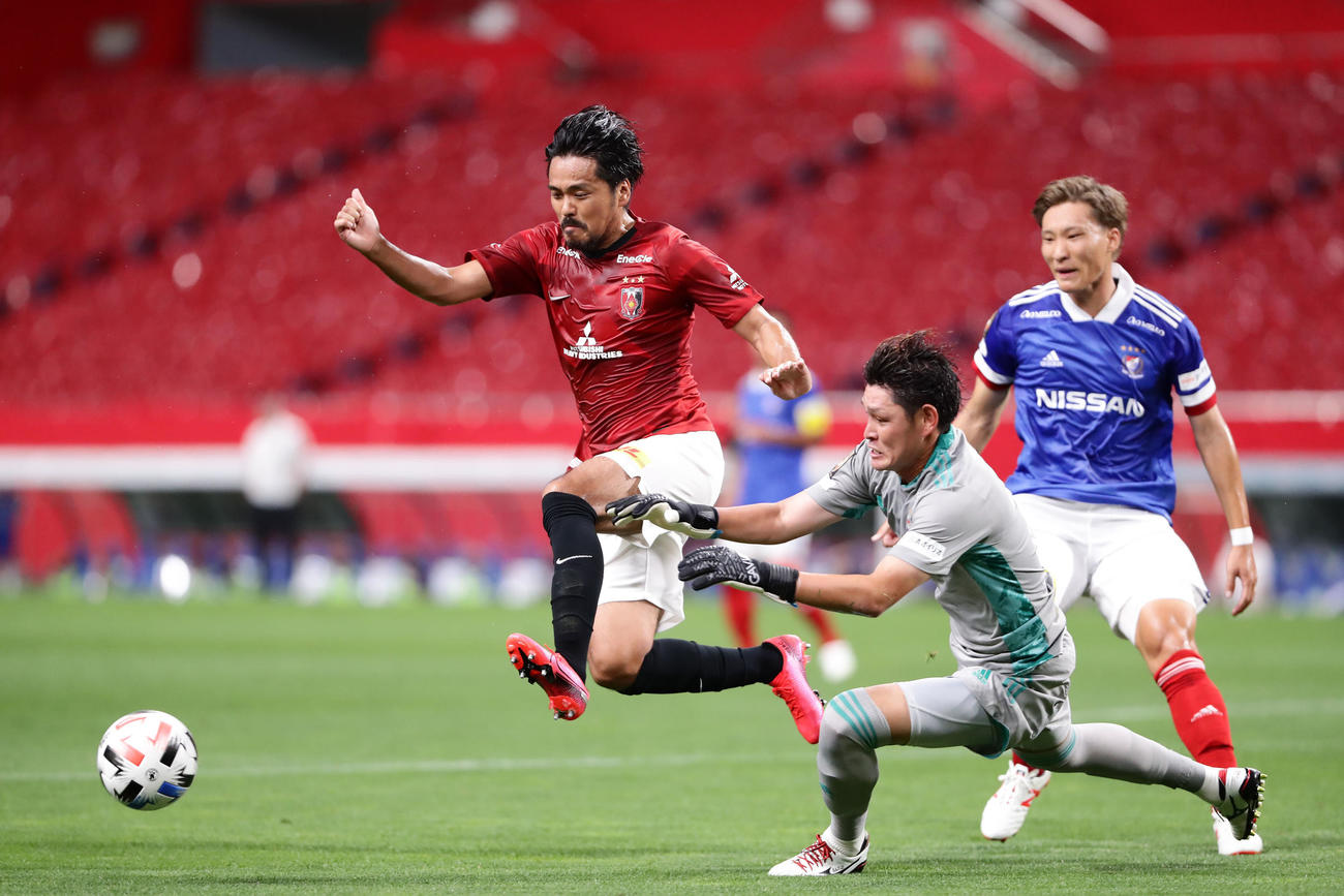 浦和対横浜　前半、ゴール前に持ち込んだ浦和FW興梠（左）だが、横浜GK梶川に阻まれる（撮影・浅見桂子）