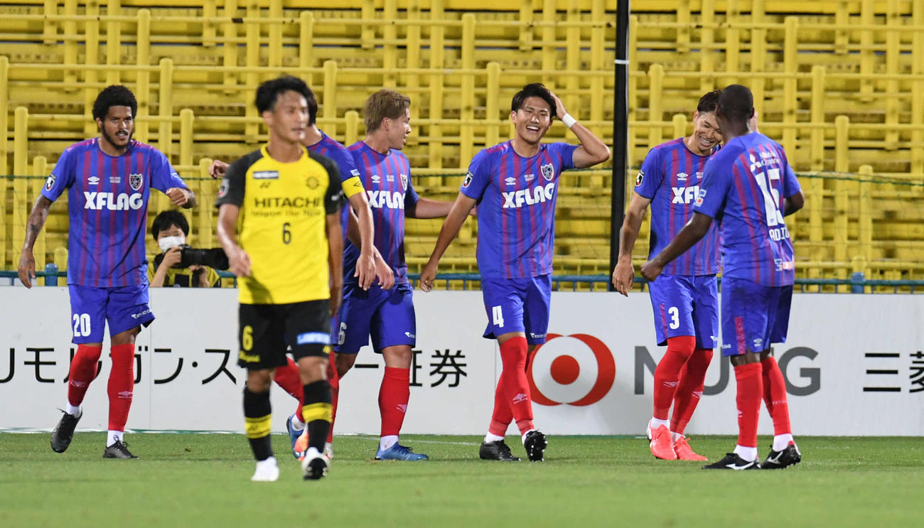柏対東京　後半、ゴールを決めて笑顔の東京DF渡辺（右から3人目）（撮影・山崎安昭）