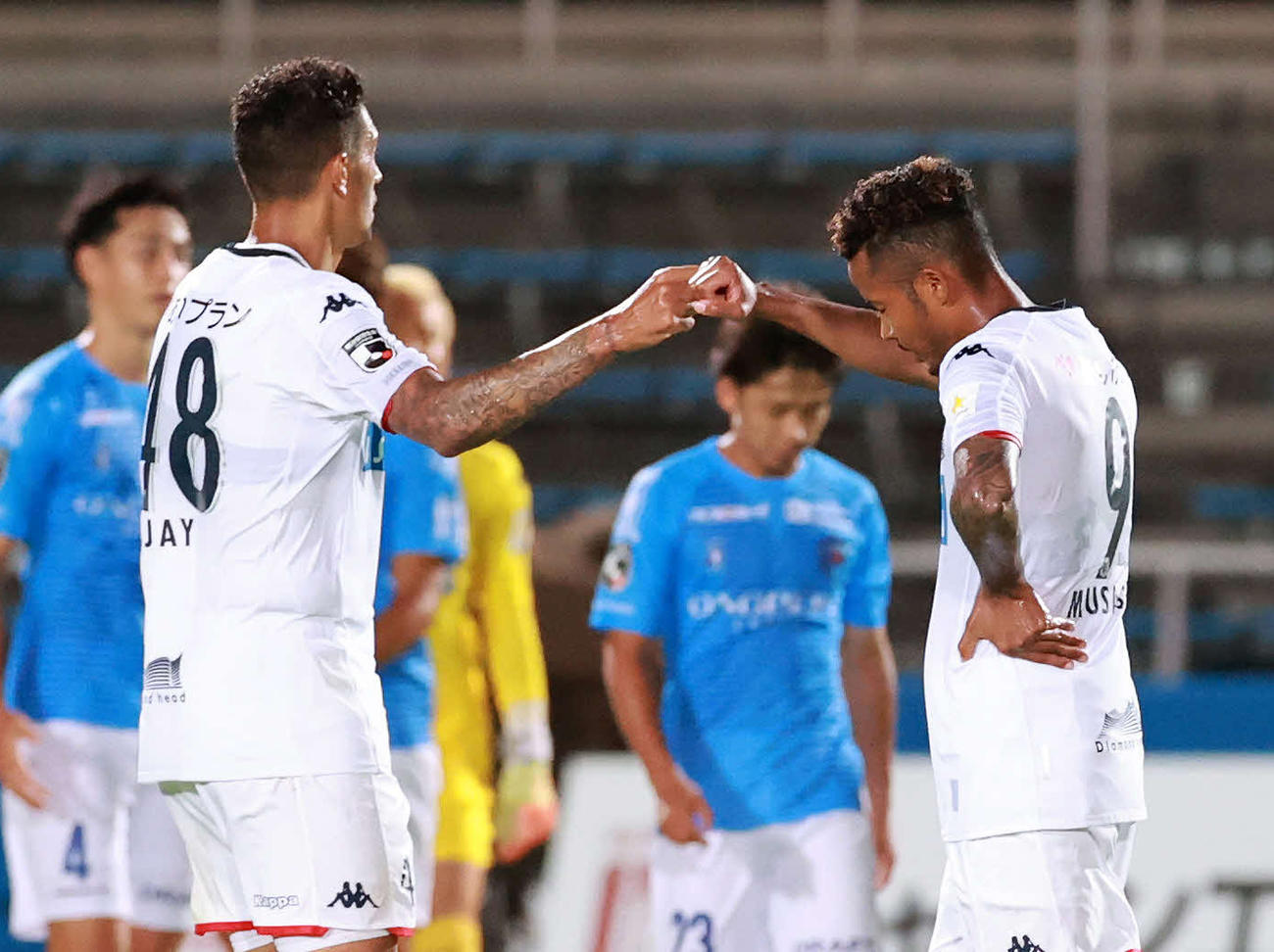試合後、札幌FWジェイ（左）とグータッチをかわす同FW鈴木（撮影・江口和貴）