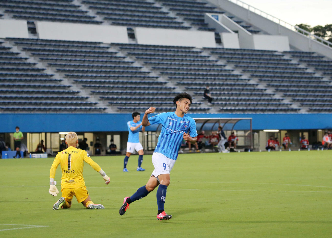横浜FC対札幌　前半、同点ゴールを決めた横浜FC・FW一美（撮影・江口和貴）