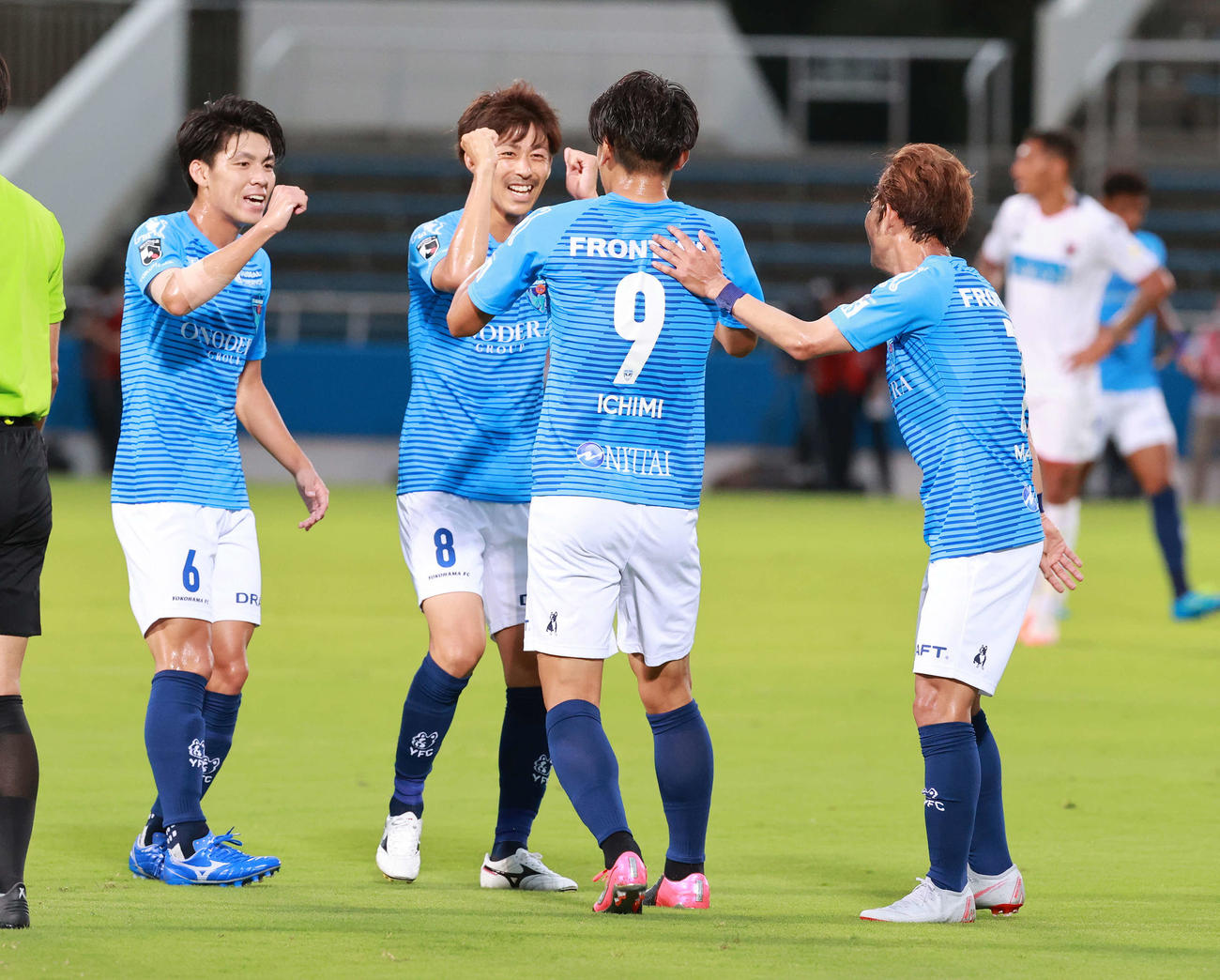 横浜FC対札幌　前半、同点ゴールを決めた横浜FC・FW一美（中央右）を祝福するイレブン（撮影・江口和貴）