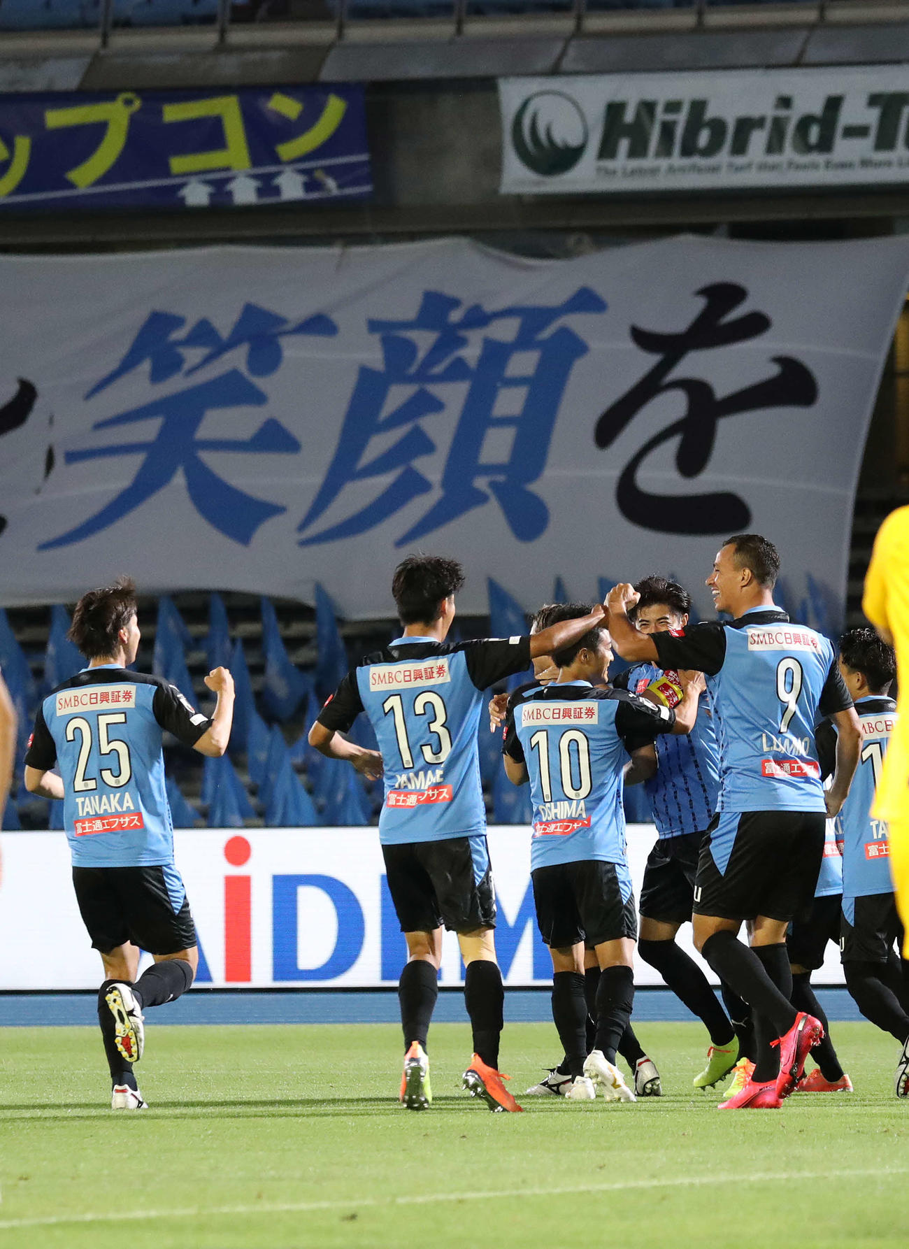 川崎F対鹿島　前半、DF谷口が先制ゴールを決め喜び合う川崎Fイレブン（撮影・河野匠）
