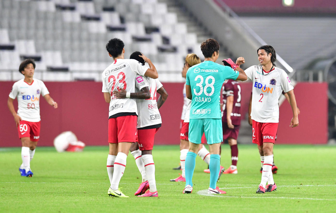 神戸対広島　神戸に勝利し、ハイタッチする広島イレブン（撮影・岩下翔太）