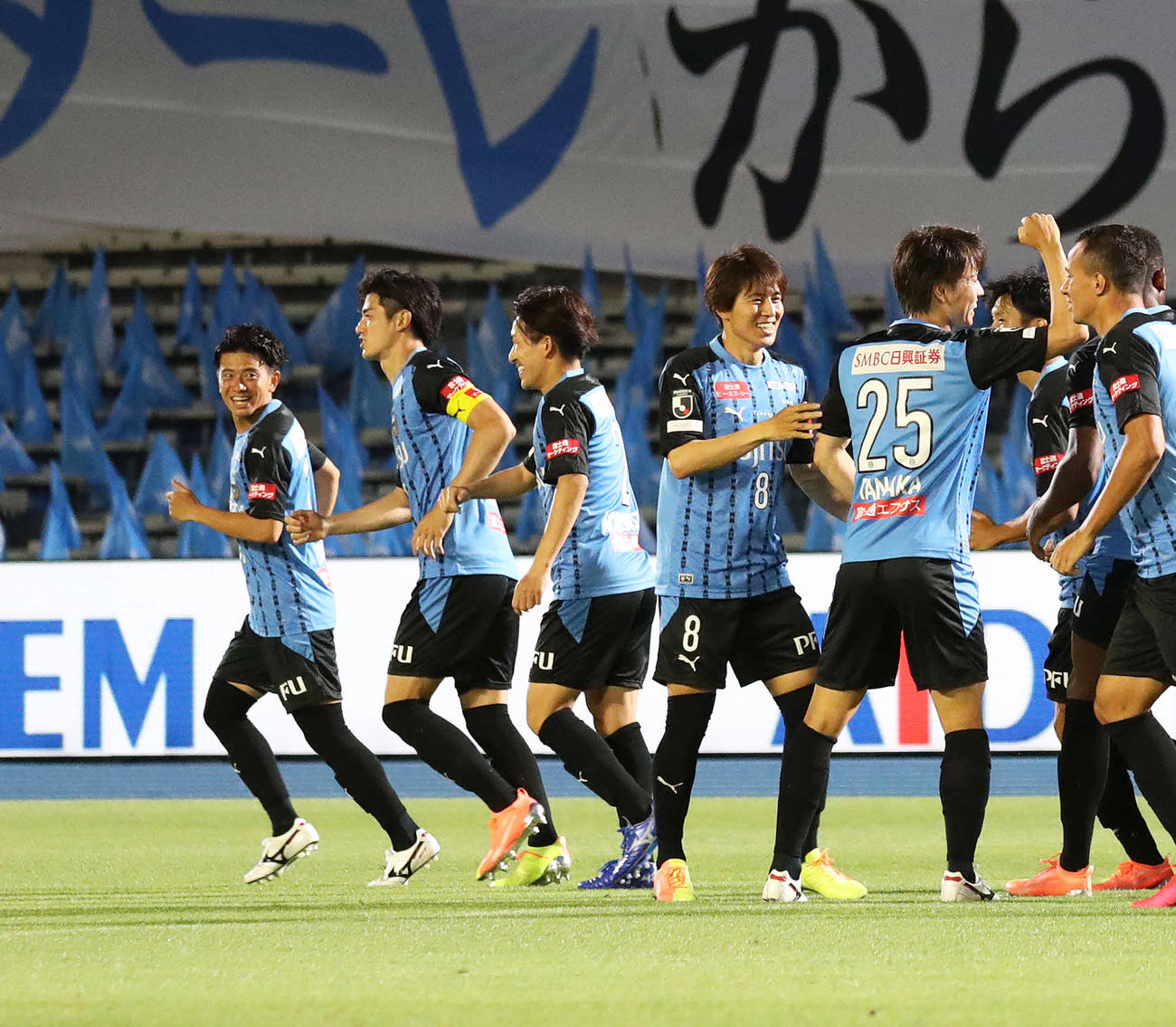 前半、DF谷口（左から2人目）が先制ゴールを決め喜び合う川崎Fイレブン（撮影・河野匠）