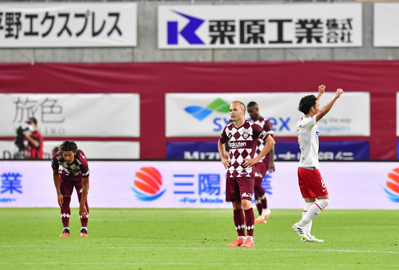 J1神戸対広島　後半36分、広島FWレアンドロ・ペレイラにゴールを決められて3点目を失い、腰に手を当てて厳しい表情を見せる神戸MFアンドレス・イニエスタ（中央）（撮影・岩下翔太）