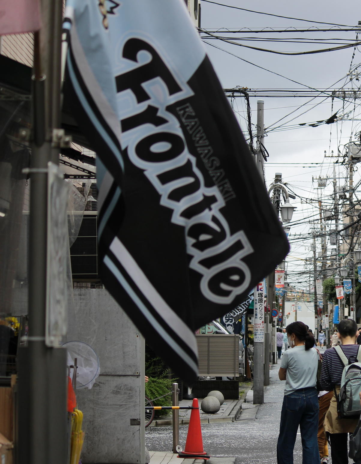 川崎Fの本拠地近くの商店街では、「Paint　it　Blue　2020～今こそ川崎を青く染めろ～」プロジェクトで配られた川崎Fのフラッグがはためいていた