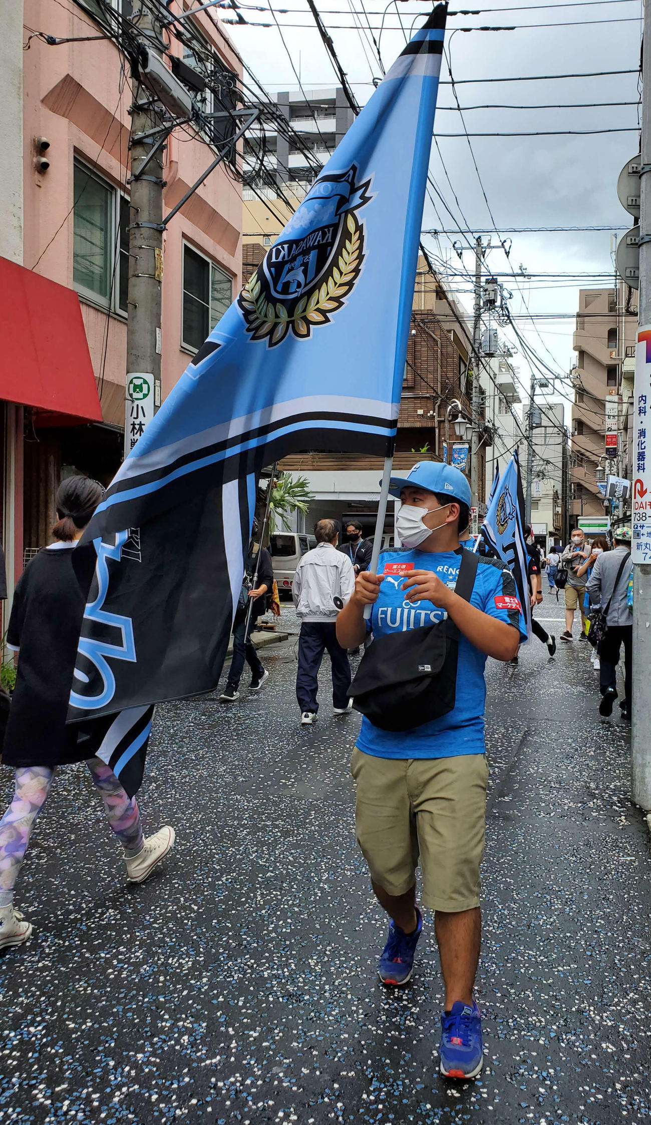 川崎Fのフラッグを配るサポーター