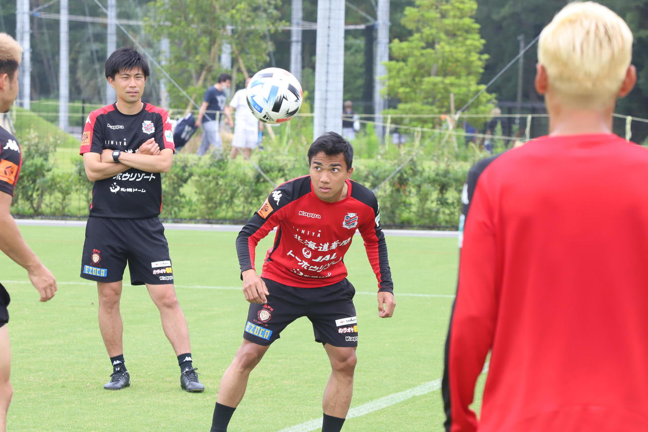 横浜FC戦から一夜明け、リカバリーをする札幌MFチャナティップ（中央）（クラブ提供）