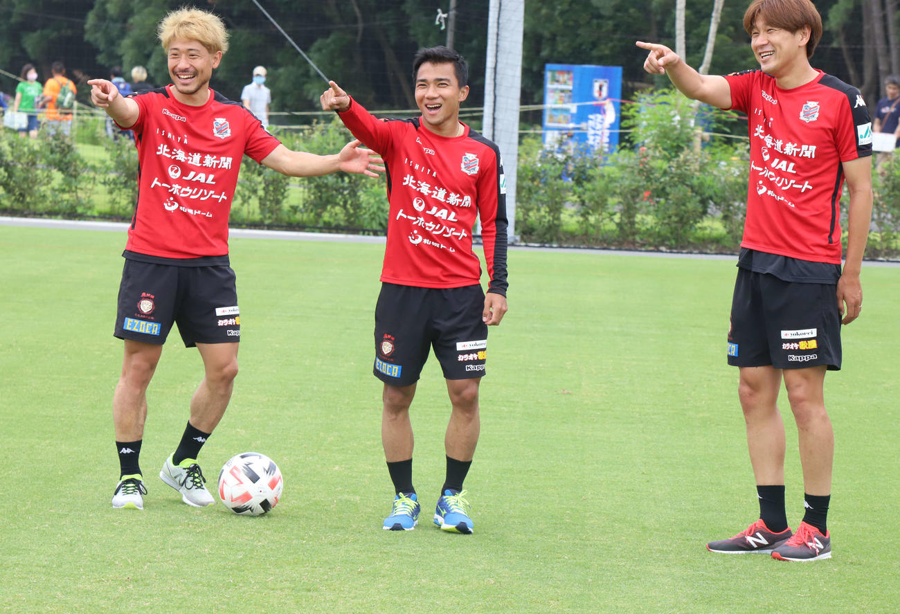 横浜FC戦から一夜明け、リカバリーをする札幌MFチャナティップ（中央）と左はMF白井、右はMF宮沢（クラブ提供）