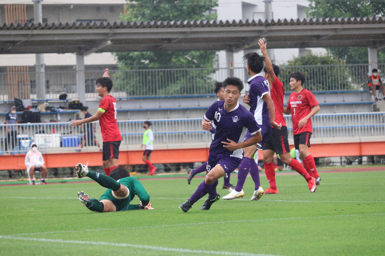 前半19分、先制点を決めた明大FW小柏