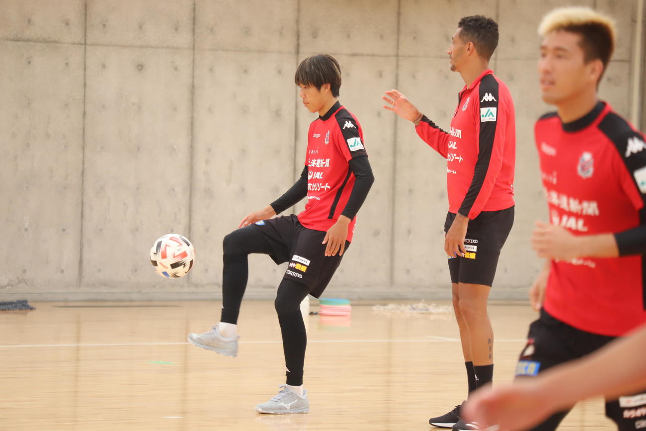 フットサルアリーナで汗を流す札幌DF田中（左奥）（クラブ提供）