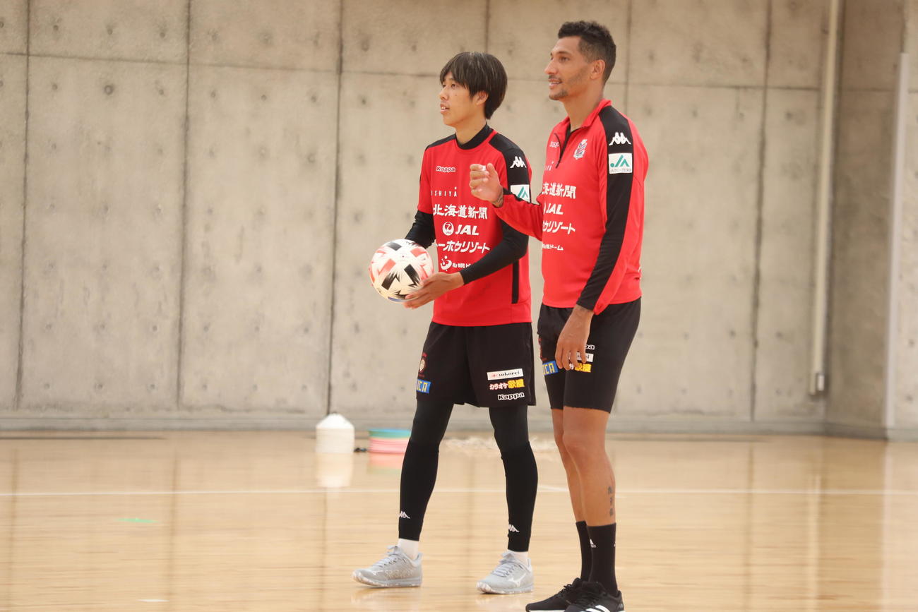 フットサルアリーナで汗を流す札幌DF田中（奥）（クラブ提供）