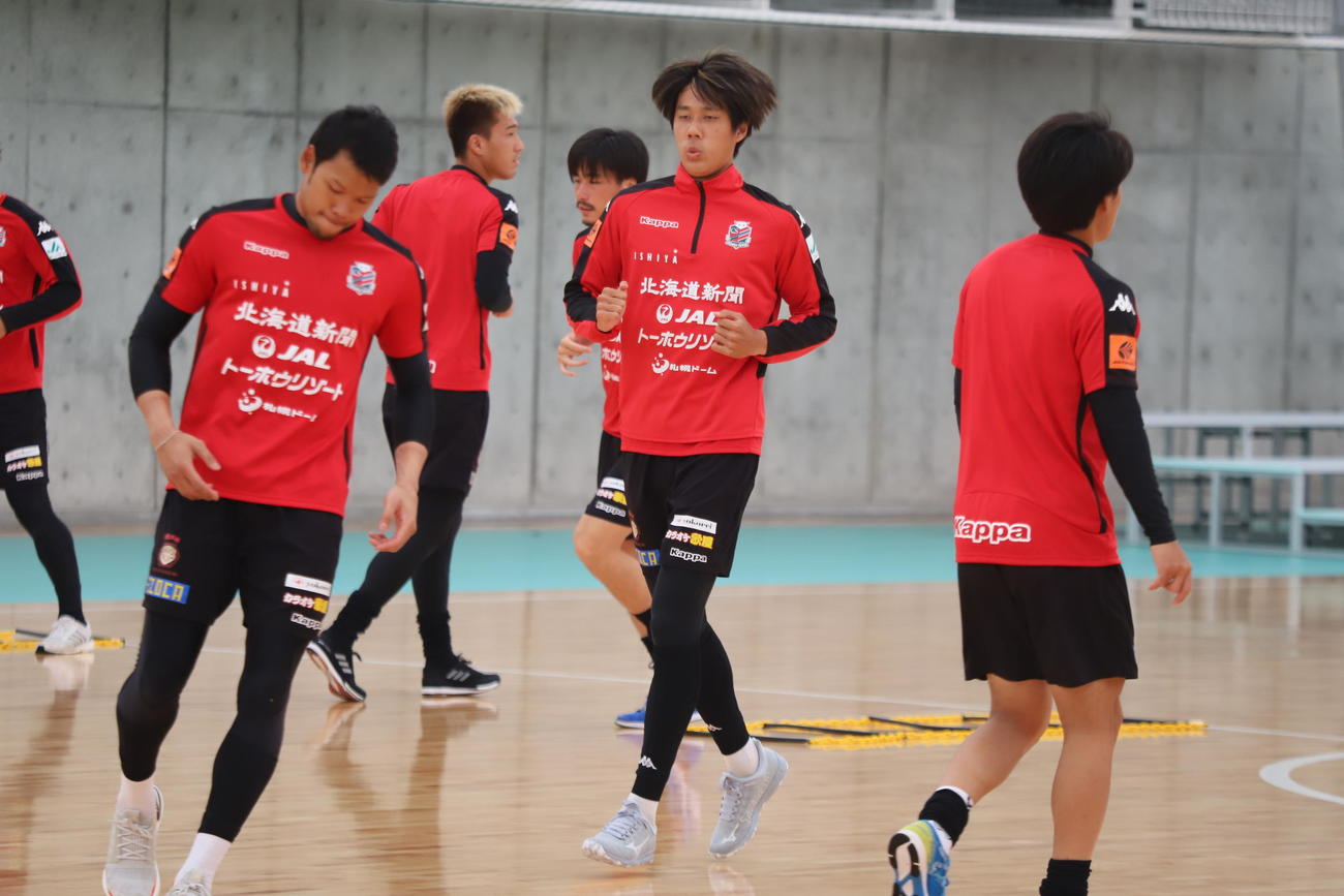 フットサルアリーナで汗を流す札幌DF田中（中央）（クラブ提供）