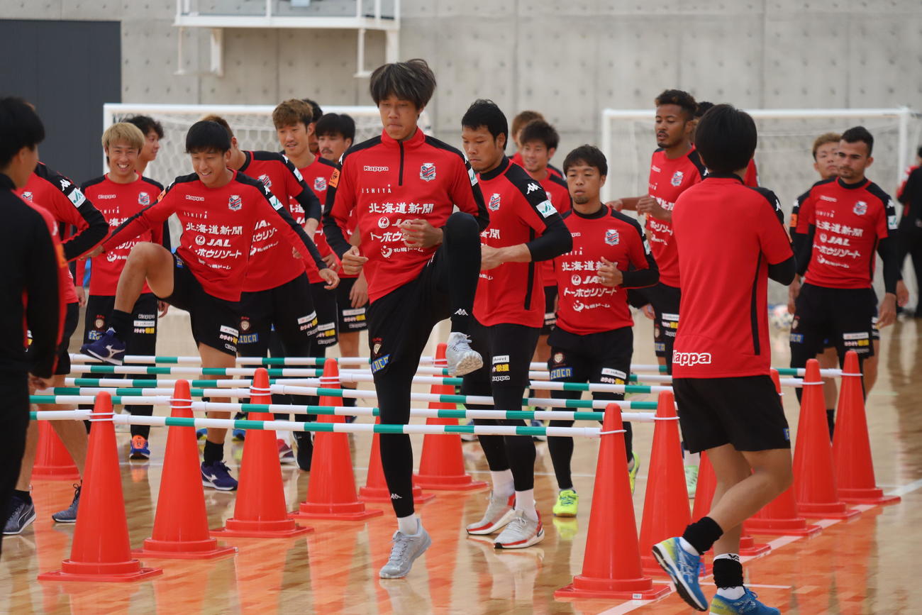 フットサルアリーナで汗を流す札幌DF田中（手前）（クラブ提供）