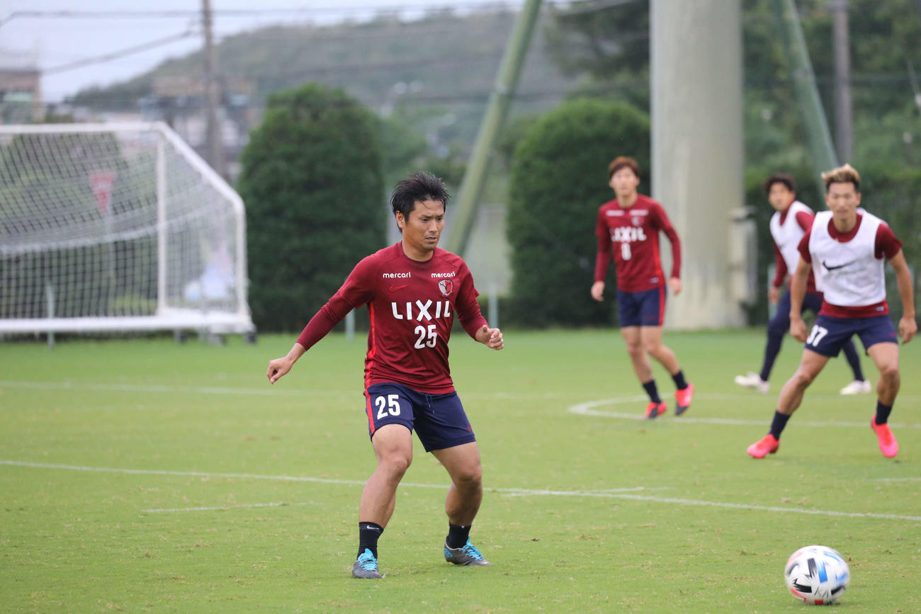 札幌戦に向けて練習をする鹿島MF遠藤康（C）KASHIMA　ANTLERS
