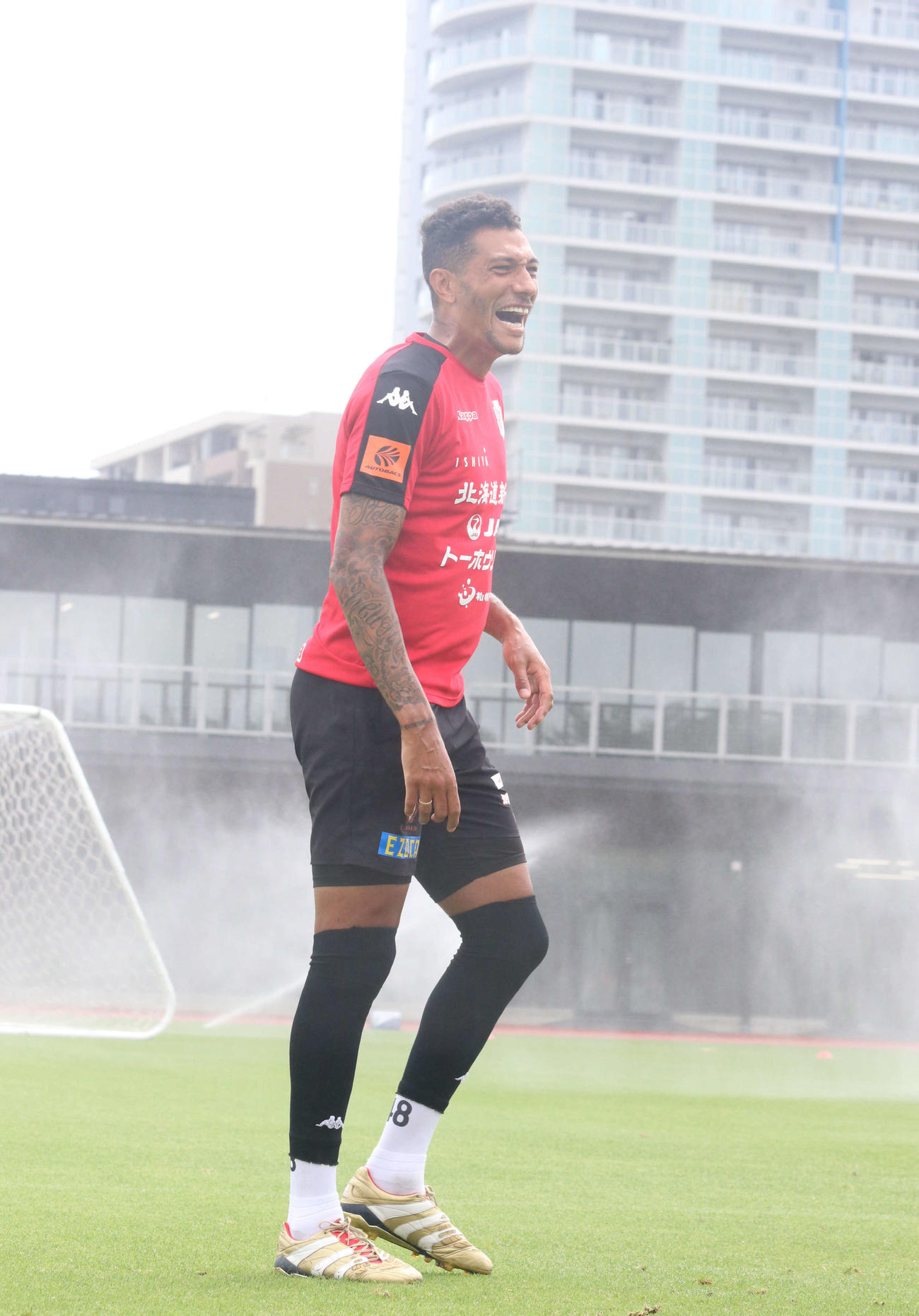 リラックスした表情で練習する札幌FWジェイ（撮影・浅水友輝）