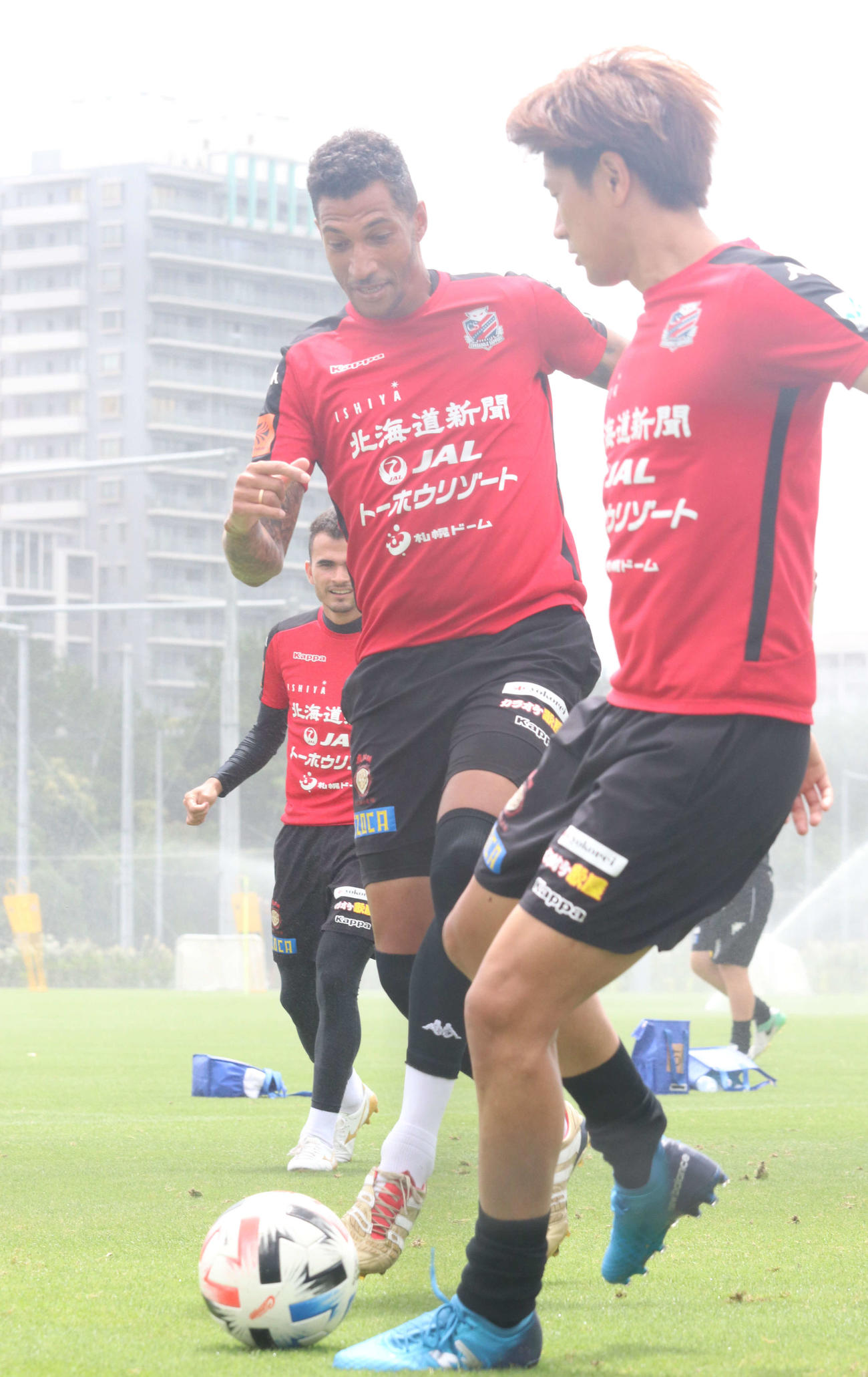 鹿島戦を控え練習で汗を流す札幌FWジェイ（奥）。手前はMF宮沢（撮影・浅水友輝）