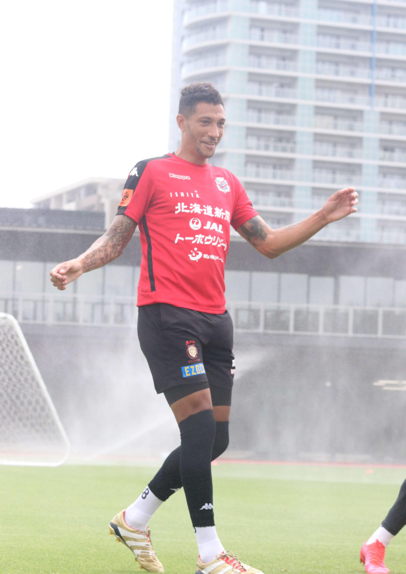 リラックスした表情で練習する札幌FWジェイ（撮影・浅水友輝）