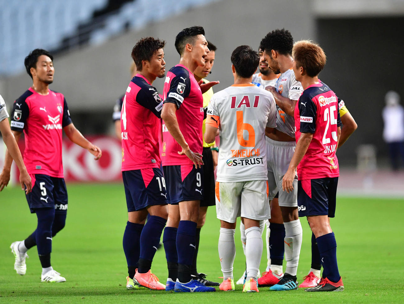 C大阪対清水　前半、C大阪MFレアンドロ・デサバトが倒され、一触即発の雰囲気を見せる（撮影・岩下翔太）