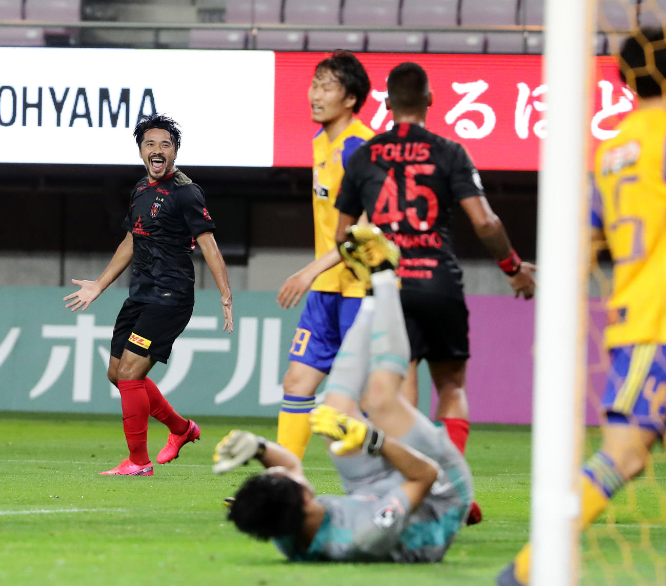 仙台対浦和　後半、勝ち越しゴールを決めた浦和FW興梠（左）は手を広げて笑顔で喜ぶ（撮影・浅見桂子）