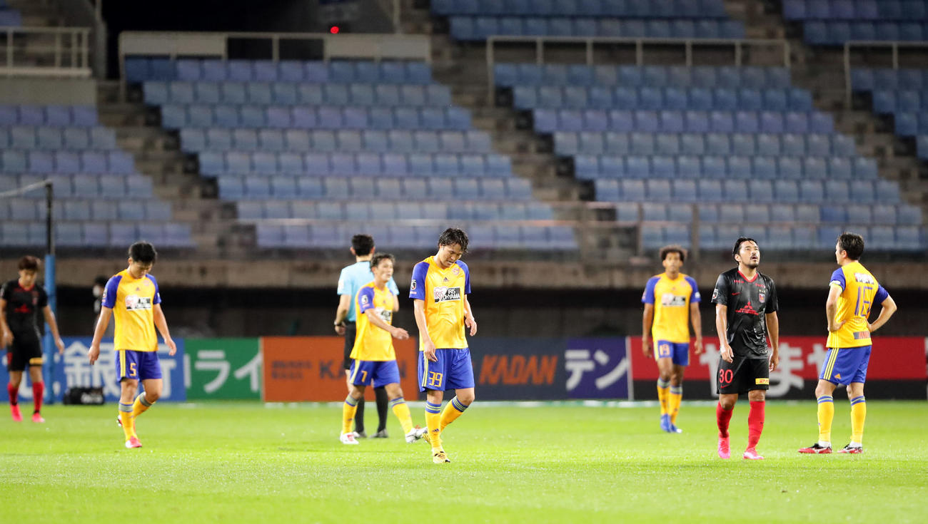 仙台対浦和　1－2で敗れがっくりと引き揚げる仙台イレブン（撮影・浅見桂子）