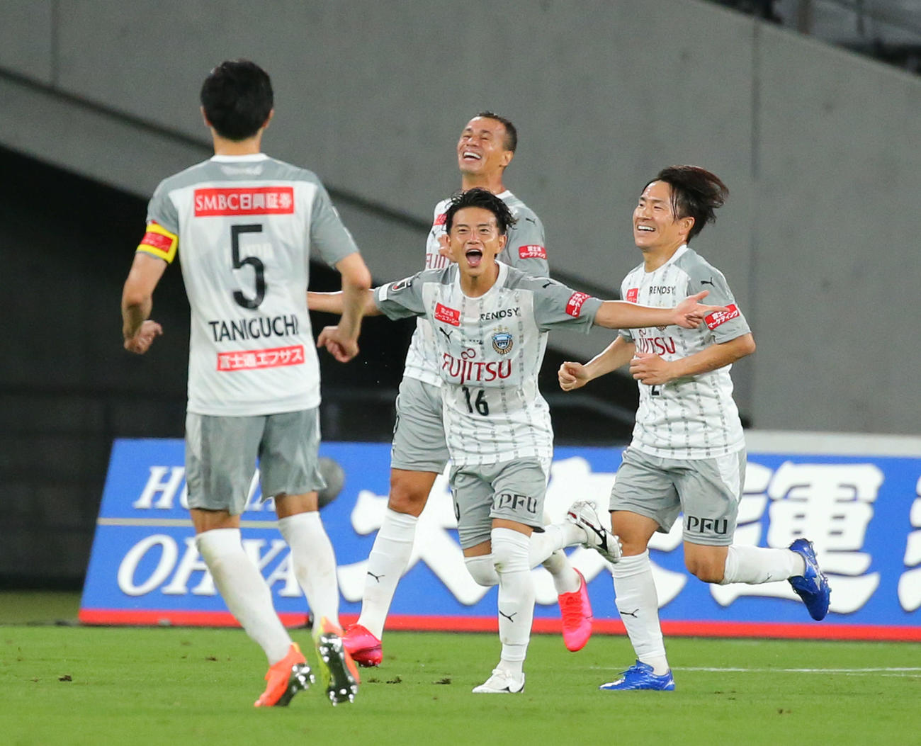 J1第3節　東京対川崎F　前半、ゴールを決める両手を広げる川崎FMF長谷川（中央）（撮影・河田真司）