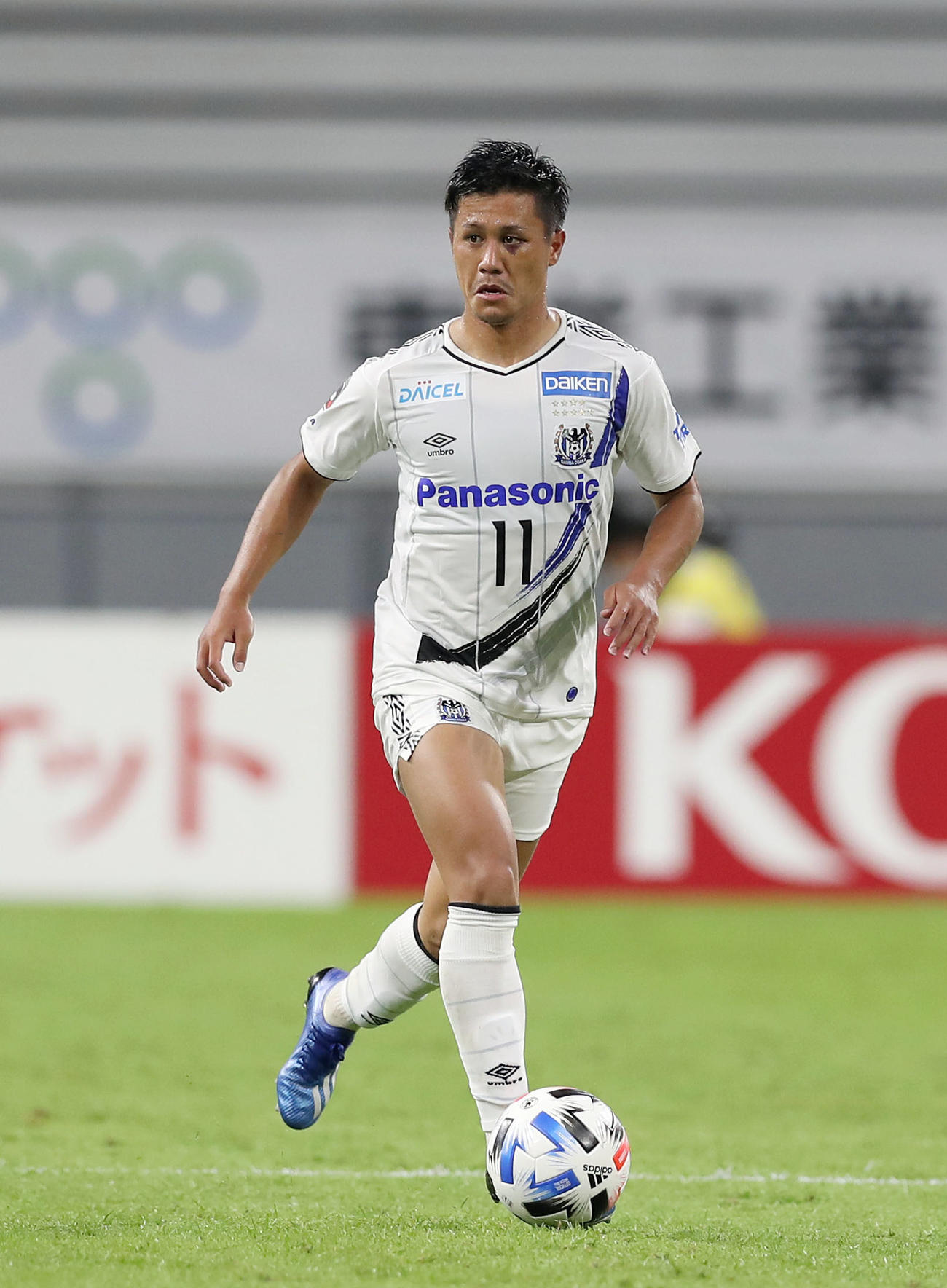 名古屋対G大阪　後半、ドリブルで攻め上がるG大阪FW小野裕二（撮影・前田充）