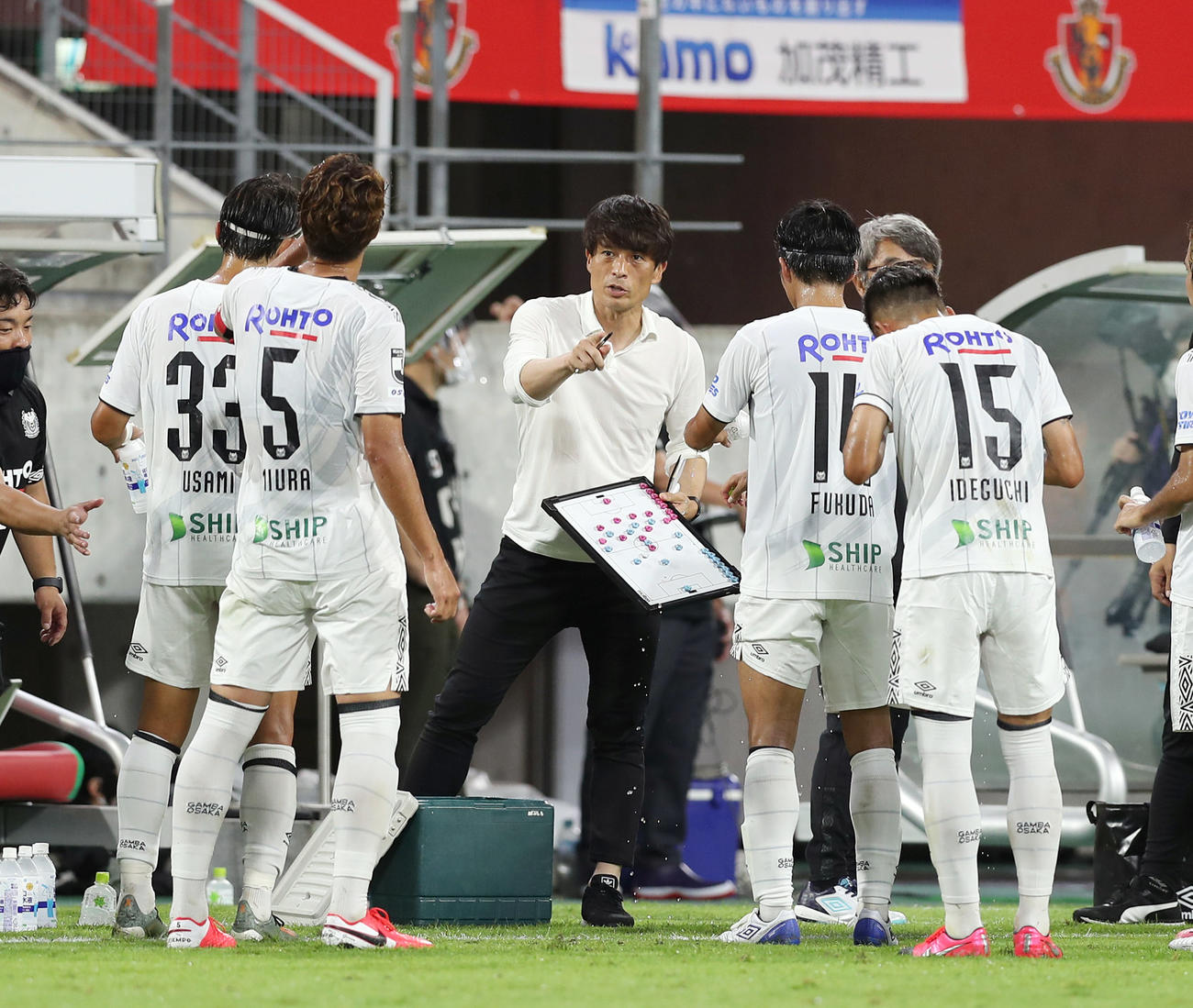 名古屋対G大阪　前半、給水タイム中に選手に指示を出すG大阪宮本監督（中央）（撮影・前田充）